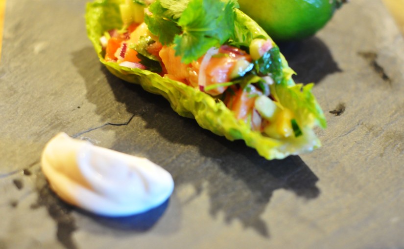 Superrask lime marinert laks (ceviche) med avakado, mango og tomatsalsa i salatblad