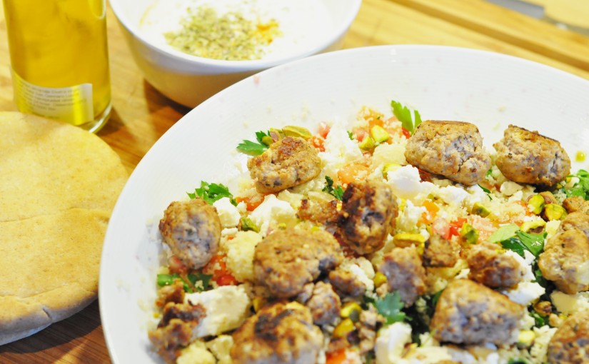 Cous-cous tabbouleh med granateple, pistasj og kjøttboller fylt med feta